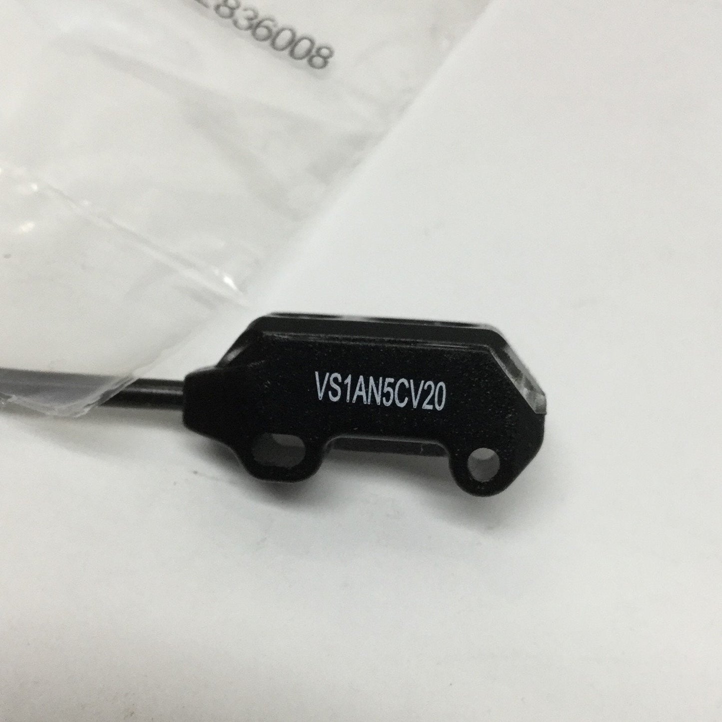 New Banner VS1AN5CV20 Convergent LED Proximity Sensor Switch 20mm, 10-30VDC