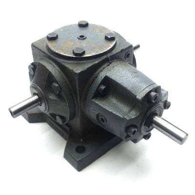 For parts or not working Boston Gear R131-BV1 Spiral Bevel Gear Drive, 1:1, 31 Frame, 4.2HP *Bad Seal*