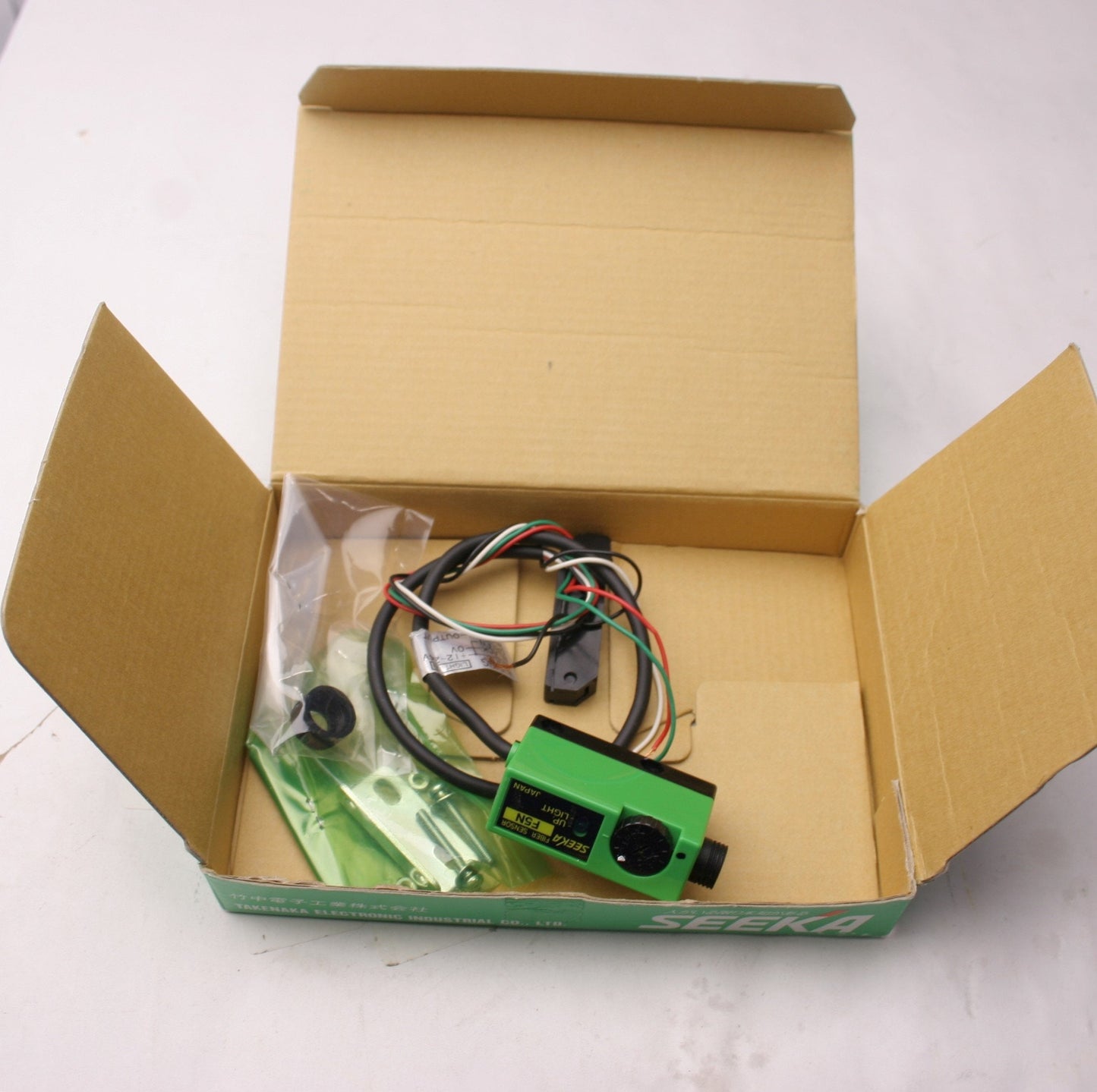 New Seeka F5N 211N Fiber Optic Photoelectric Sensor, Supply: 12-24VDC