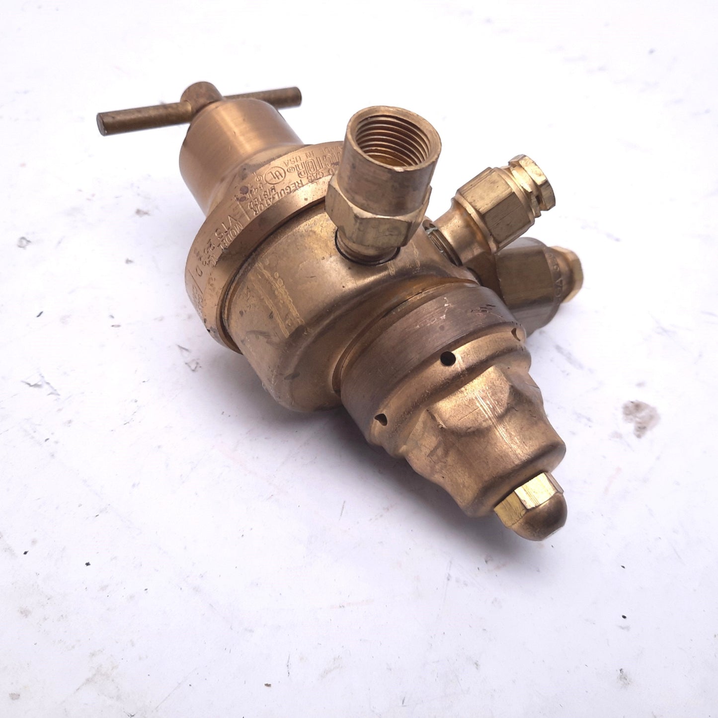 Used Victor VTS 253 D Carbon Dioxide Regulator, Two Stage, Inlet: 3000PSIG 1/4"NPT