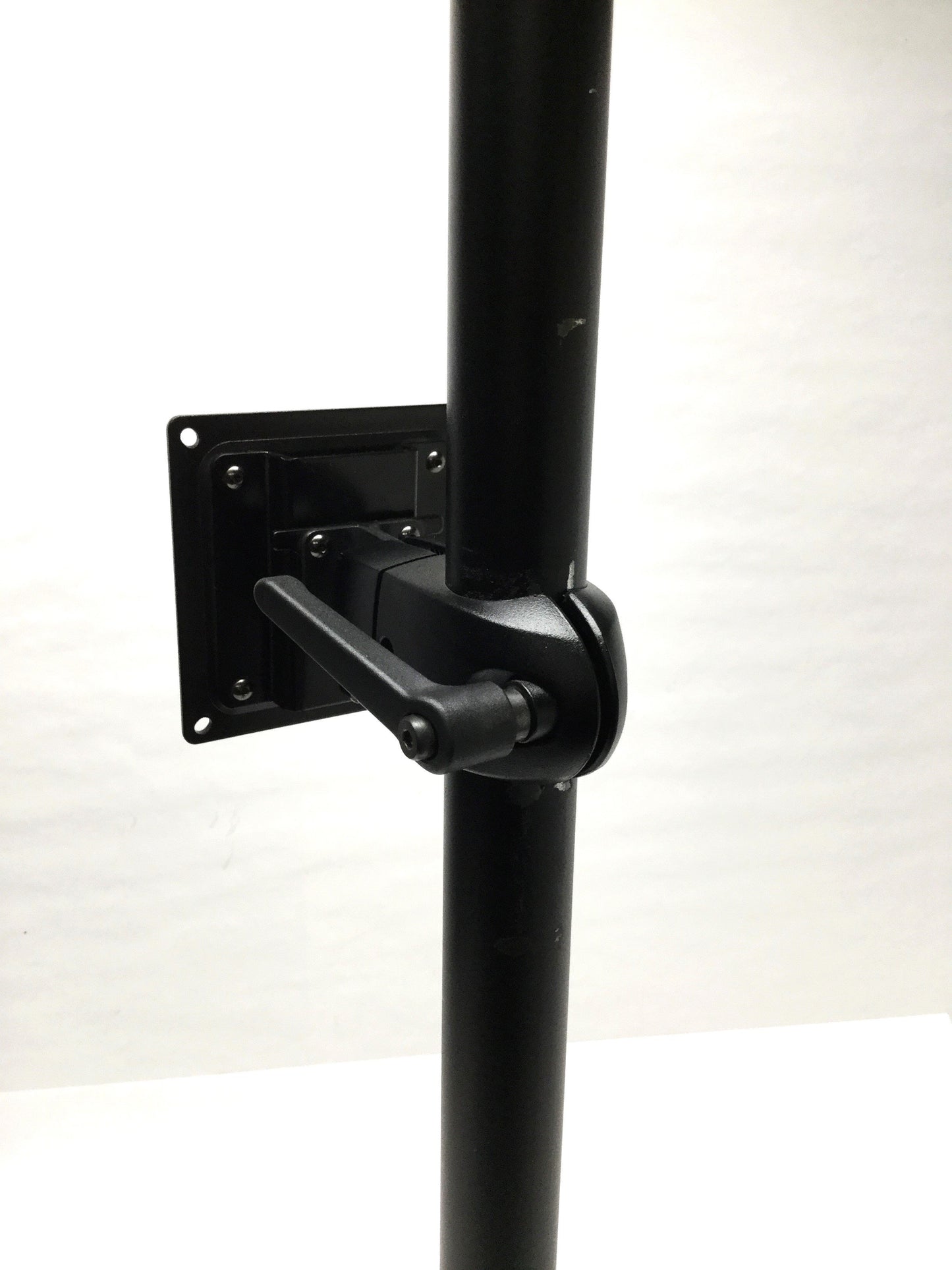 Used Ergotron DS100 Monitor Mount w/Grommet Base Ø1.5 x 26" L Pole, 100x100mm VESA