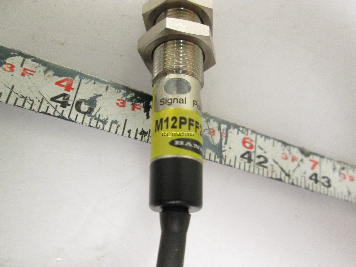 Used Banner M12PFF25 Photoelectric Sensor 10-30VDC PNP Light/Dark NEMA 6 25mm Range