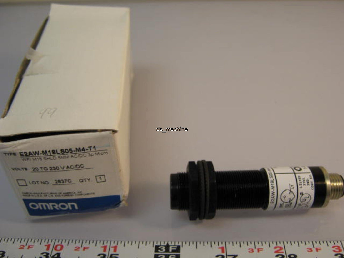 New Omron Proximity Sensor E2AW-M18LN05-M4-T1