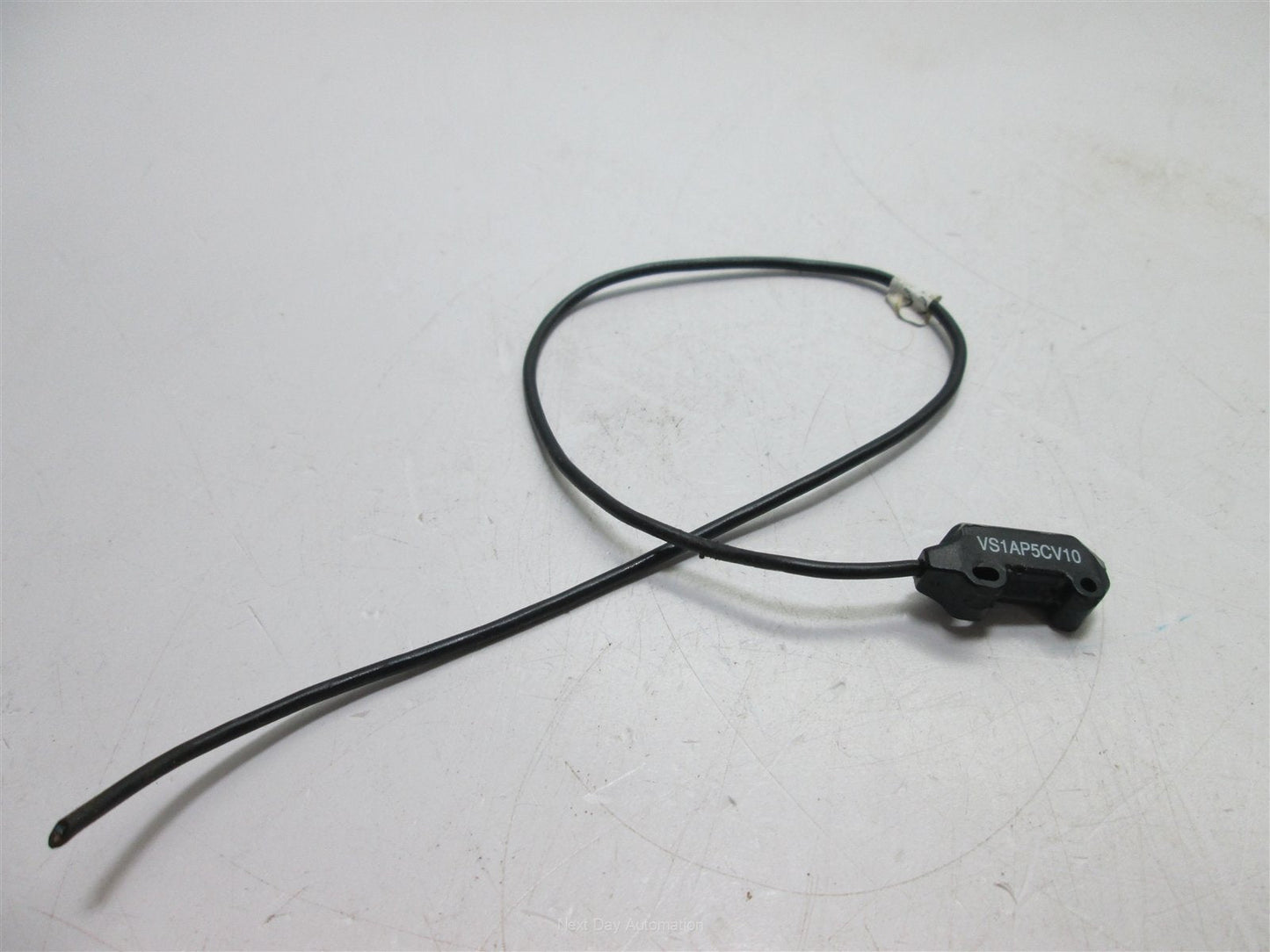 Used Banner VS1AP5CV10 Photoelectric Sensor, 10mm (0.4") Focus, 10-30VDC, 12" Cable