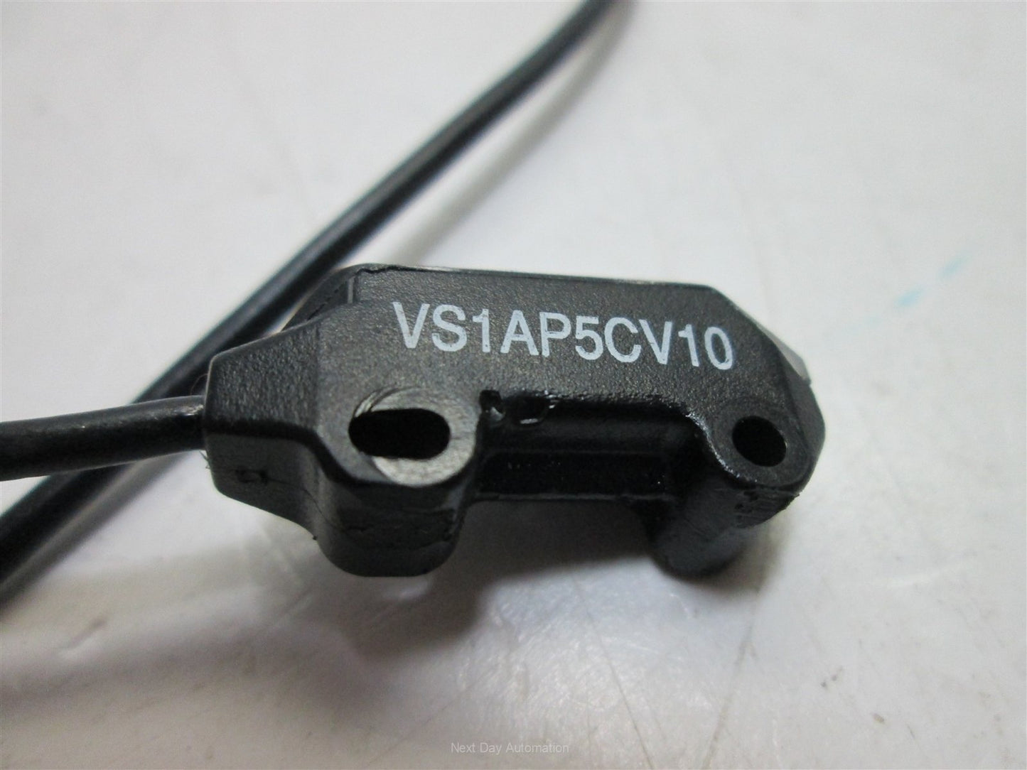 Used Banner VS1AP5CV10 Photoelectric Sensor, 10mm (0.4") Focus, 10-30VDC, 12" Cable