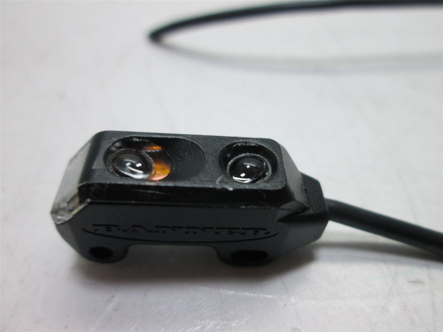 Used Banner VS1AP5CV10 Photoelectric Sensor, 10mm (0.4") Focus, 10-30VDC, 12" Cable