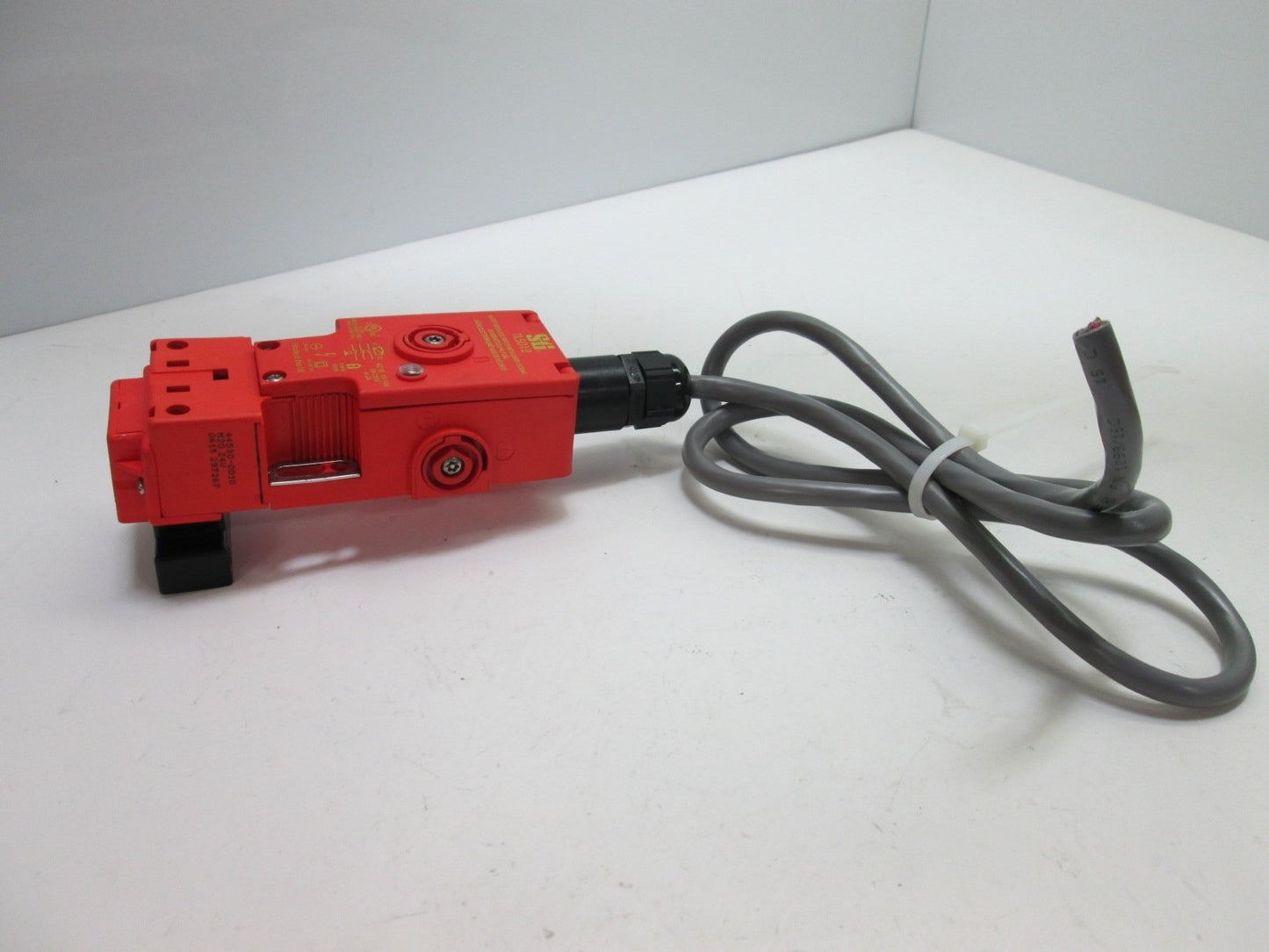 Used STI TL5012 44530-0010 Safety Interlock Switch w/ Block Key 24VAC/DC